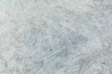 Şaşırtıcı soyut kırık buz kristalleri doku. Açık eriyen buz arka plan. Kopya alanı.