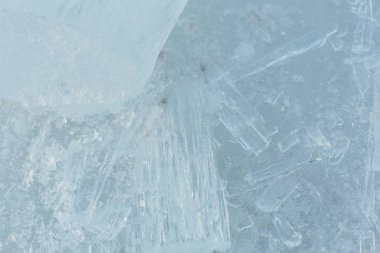 Şaşırtıcı soyut kırık buz kristalleri doku. Açık eriyen buz arka plan. Kopya alanı.