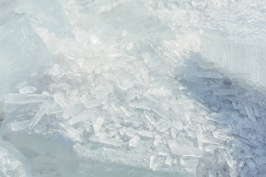 Şaşırtıcı soyut kırık buz kristalleri doku. Açık eriyen buz arka plan. Kopya alanı.