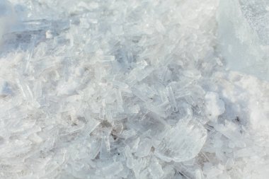 Şaşırtıcı soyut kırık buz kristalleri doku. Açık eriyen buz arka plan. Kopya alanı.