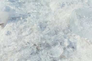 Şaşırtıcı soyut kırık buz kristalleri doku. Açık eriyen buz arka plan. Kopya alanı.