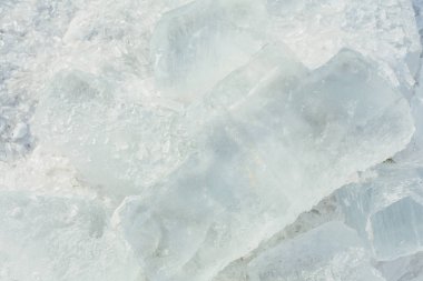 Şaşırtıcı soyut kırık buz kristalleri doku. Açık eriyen buz arka plan. Kopya alanı.