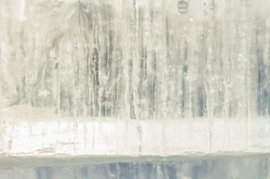 Buz tuğla içinde hava kabarcıkları ile. Soyut buz kristal doku. Açık buz arka plan... Kopya alanı.