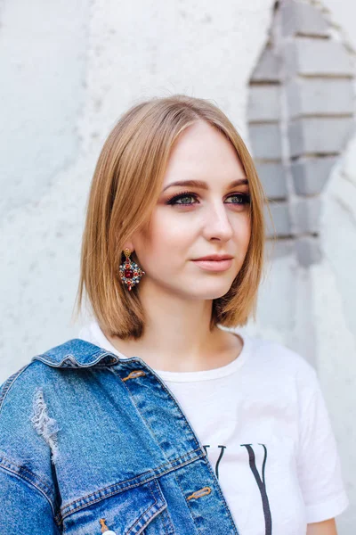 Modemädchen Jeansjacke Und Schönen Ohrringen — Stockfoto