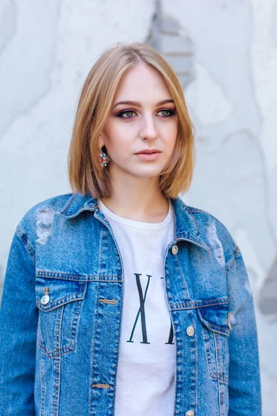 Modemädchen Jeansjacke Und Schönen Ohrringen — Stockfoto