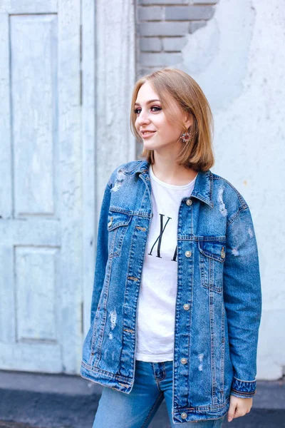 Fashion Girl Standing Brick Wall Denim Oversized Jacket Beautiful Ear — Stock Photo, Image