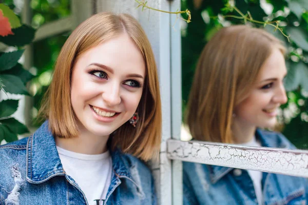 Móda Dívka Stojící Poblíž Zrcadlo Okno Džínové Bundy Nadměrné Velikosti — Stock fotografie