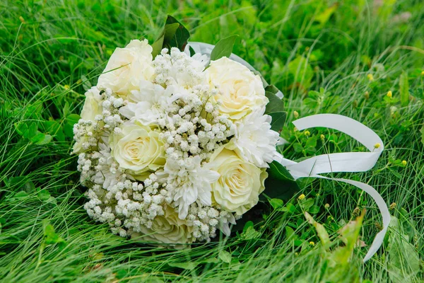 Beautiful Wedding Bouquet Made White Roses Green Grass Background — Stock Photo, Image