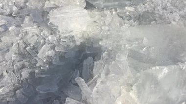 Düşen parlak buz kristalleri.