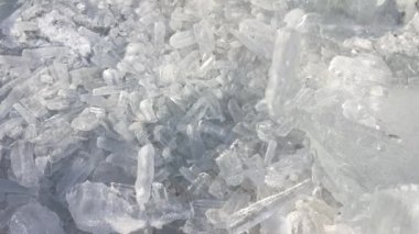 Düşen parlak buz kristalleri.