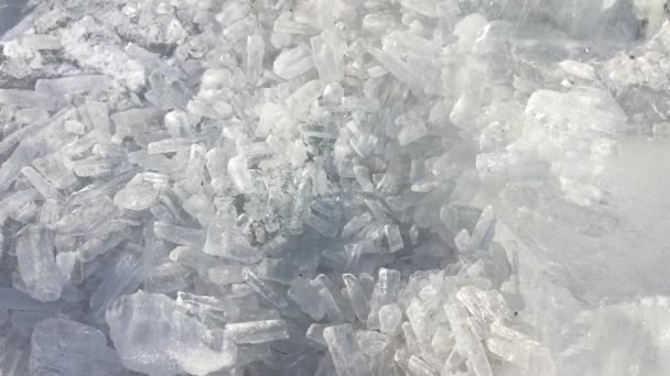 Caída de cristales de hielo brillantes . — Vídeos de Stock