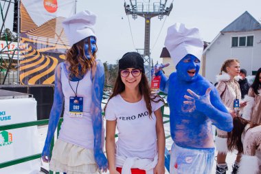 Sheregesh, Kemerovo bölgesi, Rusya Federasyonu - 7 Nisan 2018: Grelka Fest olduğunu karnaval kılık Kayak ve snowboard binici için bir spor ve eğlence aktivite. Gençler şirinler, karnaval kostümleri.