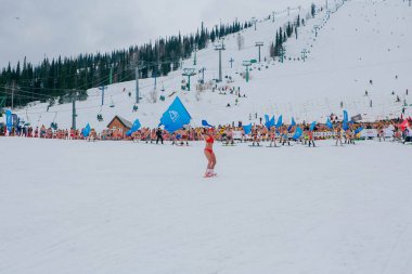 Sheregesh, Kemerovo bölgesi, Rusya Federasyonu - 14 Nisan 2018: Grelka Fest olduğunu bir spor ve eğlence faaliyet Kayak ve snowboard binici bikini için. Snowboard ve dağ Kayak sürme insan kalabalığı