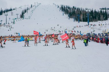 Sheregesh, Kemerovo bölgesi, Rusya Federasyonu - 14 Nisan 2018: Grelka Fest olduğunu bir spor ve eğlence faaliyet Kayak ve snowboard binici bikini için. Snowboard ve dağ Kayak sürme insan kalabalığı