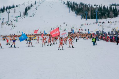 Sheregesh, Kemerovo bölgesi, Rusya Federasyonu - 14 Nisan 2018: Grelka Fest olduğunu bir spor ve eğlence faaliyet Kayak ve snowboard binici bikini için. Snowboard ve dağ Kayak sürme insan kalabalığı