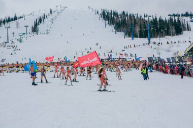 Sheregesh, Kemerovo bölgesi, Rusya Federasyonu - 14 Nisan 2018: Grelka Fest olduğunu bir spor ve eğlence faaliyet Kayak ve snowboard binici bikini için. Snowboard ve dağ Kayak sürme insan kalabalığı