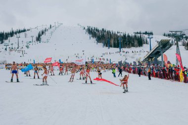 Sheregesh, Kemerovo bölgesi, Rusya Federasyonu - 14 Nisan 2018: Grelka Fest olduğunu bir spor ve eğlence faaliyet Kayak ve snowboard binici bikini için. Snowboard ve dağ Kayak sürme insan kalabalığı