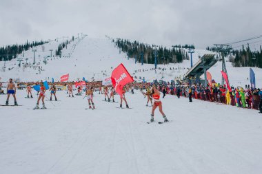 Sheregesh, Kemerovo bölgesi, Rusya Federasyonu - 14 Nisan 2018: Grelka Fest olduğunu bir spor ve eğlence faaliyet Kayak ve snowboard binici bikini için. Snowboard ve dağ Kayak sürme insan kalabalığı