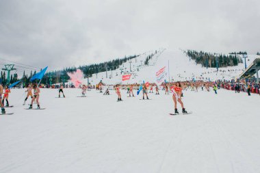 Sheregesh, Kemerovo bölgesi, Rusya Federasyonu - 14 Nisan 2018: Grelka Fest olduğunu bir spor ve eğlence faaliyet Kayak ve snowboard binici bikini için. Snowboard ve dağ Kayak sürme insan kalabalığı