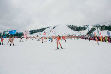 Sheregesh, Kemerovo bölgesi, Rusya Federasyonu - 14 Nisan 2018: Grelka Fest olduğunu bir spor ve eğlence faaliyet Kayak ve snowboard binici bikini için. Snowboard ve dağ Kayak sürme insan kalabalığı
