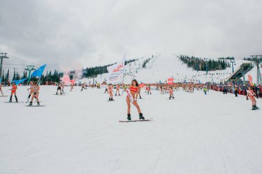 Sheregesh, Kemerovo bölgesi, Rusya Federasyonu - 14 Nisan 2018: Grelka Fest olduğunu bir spor ve eğlence faaliyet Kayak ve snowboard binici bikini için. Snowboard ve dağ Kayak sürme insan kalabalığı