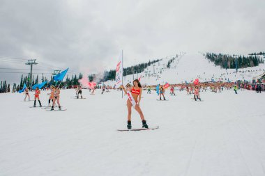 Sheregesh, Kemerovo bölgesi, Rusya Federasyonu - 14 Nisan 2018: Grelka Fest olduğunu bir spor ve eğlence faaliyet Kayak ve snowboard binici bikini için. Snowboard ve dağ Kayak sürme insan kalabalığı