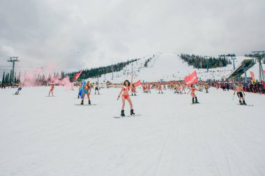 Sheregesh, Kemerovo bölgesi, Rusya Federasyonu - 14 Nisan 2018: Grelka Fest olduğunu bir spor ve eğlence faaliyet Kayak ve snowboard binici bikini için. Snowboard ve dağ Kayak sürme insan kalabalığı