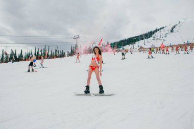 Sheregesh, Kemerovo bölgesi, Rusya Federasyonu - 14 Nisan 2018: Grelka Fest olduğunu bir spor ve eğlence faaliyet Kayak ve snowboard binici bikini için. Snowboard ve dağ Kayak sürme insan kalabalığı