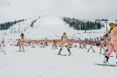 Sheregesh, Kemerovo bölgesi, Rusya Federasyonu - 14 Nisan 2018: Grelka Fest olduğunu bir spor ve eğlence faaliyet Kayak ve snowboard binici bikini için. Snowboard ve dağ Kayak sürme insan kalabalığı