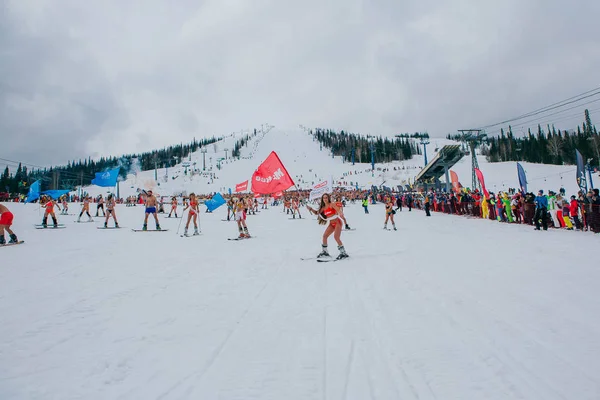 Sheregesh, Kemerovo bölgesi, Rusya Federasyonu - 14 Nisan 2018: Grelka Fest olduğunu bir spor ve eğlence faaliyet Kayak ve snowboard binici bikini için. Snowboard ve dağ Kayak sürme insan kalabalığı