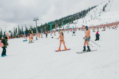 Sheregesh, Kemerovo bölgesi, Rusya Federasyonu - 14 Nisan 2018: Grelka Fest olduğunu bir spor ve eğlence faaliyet Kayak ve snowboard binici bikini için. Snowboard ve dağ Kayak sürme insan kalabalığı
