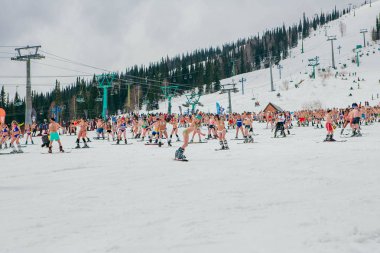 Sheregesh, Kemerovo bölgesi, Rusya Federasyonu - 14 Nisan 2018: Grelka Fest olduğunu bir spor ve eğlence faaliyet Kayak ve snowboard binici bikini için. Snowboard ve dağ Kayak sürme insan kalabalığı