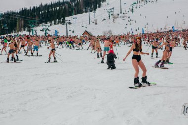 Sheregesh, Kemerovo bölgesi, Rusya Federasyonu - 14 Nisan 2018: Grelka Fest olduğunu bir spor ve eğlence faaliyet Kayak ve snowboard binici bikini için. Snowboard ve dağ Kayak sürme insan kalabalığı
