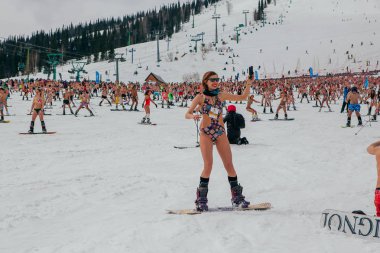 Sheregesh, Kemerovo bölgesi, Rusya Federasyonu - 14 Nisan 2018: Grelka Fest olduğunu bir spor ve eğlence faaliyet Kayak ve snowboard binici bikini için. Snowboard ve dağ Kayak sürme insan kalabalığı