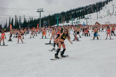 Sheregesh, Kemerovo bölgesi, Rusya Federasyonu - 14 Nisan 2018: Grelka Fest olduğunu bir spor ve eğlence faaliyet Kayak ve snowboard binici bikini için. Snowboard ve dağ Kayak sürme insan kalabalığı