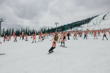Sheregesh, Kemerovo bölgesi, Rusya Federasyonu - 14 Nisan 2018: Grelka Fest olduğunu bir spor ve eğlence faaliyet Kayak ve snowboard binici bikini için. Snowboard ve dağ Kayak sürme insan kalabalığı