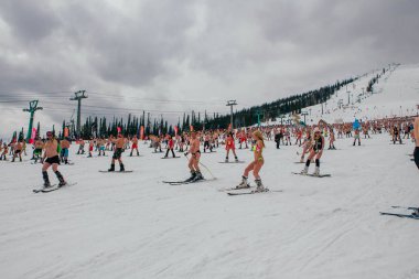 Sheregesh, Kemerovo bölgesi, Rusya Federasyonu - 14 Nisan 2018: Grelka Fest olduğunu bir spor ve eğlence faaliyet Kayak ve snowboard binici bikini için. Snowboard ve dağ Kayak sürme insan kalabalığı