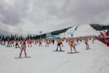 Sheregesh, Kemerovo bölgesi, Rusya Federasyonu - 14 Nisan 2018: Grelka Fest olduğunu bir spor ve eğlence faaliyet Kayak ve snowboard binici bikini için. Snowboard ve dağ Kayak sürme insan kalabalığı