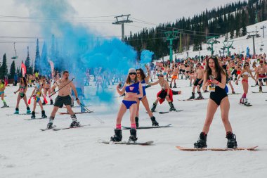 Sheregesh, Kemerovo bölgesi, Rusya Federasyonu - 14 Nisan 2018: Grelka Fest olduğunu bir spor ve eğlence faaliyet Kayak ve snowboard binici bikini için. Snowboard ve dağ Kayak sürme insan kalabalığı