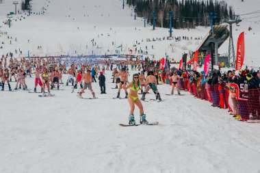 Sheregesh, Kemerovo bölgesi, Rusya Federasyonu - 14 Nisan 2018: Grelka Fest olduğunu bir spor ve eğlence faaliyet Kayak ve snowboard binici bikini için. Snowboard ve dağ Kayak sürme insan kalabalığı