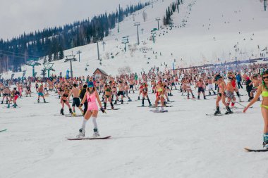 Sheregesh, Kemerovo bölgesi, Rusya Federasyonu - 14 Nisan 2018: Grelka Fest olduğunu bir spor ve eğlence faaliyet Kayak ve snowboard binici bikini için. Snowboard ve dağ Kayak sürme insan kalabalığı