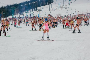 Sheregesh, Kemerovo bölgesi, Rusya Federasyonu - 14 Nisan 2018: Grelka Fest olduğunu bir spor ve eğlence faaliyet Kayak ve snowboard binici bikini için. Snowboard ve dağ Kayak sürme insan kalabalığı