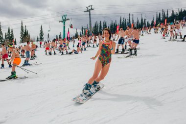 Sheregesh, Kemerovo bölgesi, Rusya Federasyonu - 14 Nisan 2018: Grelka Fest olduğunu bir spor ve eğlence faaliyet Kayak ve snowboard binici bikini için. Snowboard ve dağ Kayak sürme insan kalabalığı