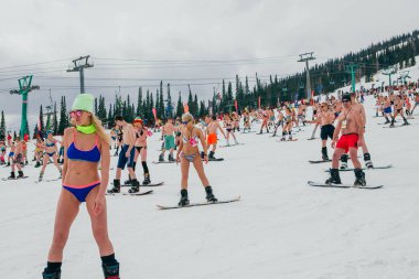 Sheregesh, Kemerovo bölgesi, Rusya Federasyonu - 14 Nisan 2018: Grelka Fest olduğunu bir spor ve eğlence faaliyet Kayak ve snowboard binici bikini için. Snowboard ve dağ Kayak sürme insan kalabalığı