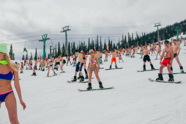 Sheregesh, Kemerovo bölgesi, Rusya Federasyonu - 14 Nisan 2018: Grelka Fest olduğunu bir spor ve eğlence faaliyet Kayak ve snowboard binici bikini için. Snowboard ve dağ Kayak sürme insan kalabalığı