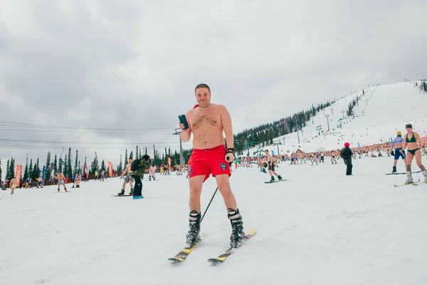 Sheregesh 케메로보 러시아 2018 Grelka 페스트 비키니에서 스노우 라이더를 스포츠와 — 스톡 사진