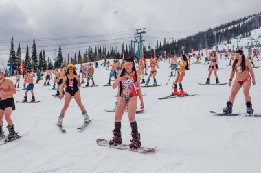 Sheregesh, Kemerovo bölgesi, Rusya Federasyonu - 14 Nisan 2018: Grelka Fest olduğunu bir spor ve eğlence faaliyet Kayak ve snowboard binici bikini için. Snowboard ve dağ Kayak sürme insan kalabalığı