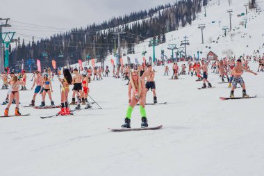 Sheregesh, Kemerovo bölgesi, Rusya Federasyonu - 14 Nisan 2018: Grelka Fest olduğunu bir spor ve eğlence faaliyet Kayak ve snowboard binici bikini için. Snowboard ve dağ Kayak sürme insan kalabalığı