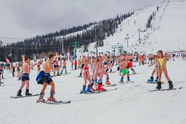 Sheregesh, Kemerovo bölgesi, Rusya Federasyonu - 14 Nisan 2018: Grelka Fest olduğunu bir spor ve eğlence faaliyet Kayak ve snowboard binici bikini için. Snowboard ve dağ Kayak sürme insan kalabalığı