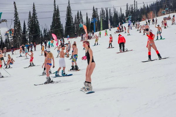 Sheregesh, Kemerovo bölgesi, Rusya Federasyonu - 14 Nisan 2018: Grelka Fest olduğunu bir spor ve eğlence faaliyet Kayak ve snowboard binici bikini için. Snowboard ve dağ Kayak sürme insan kalabalığı
